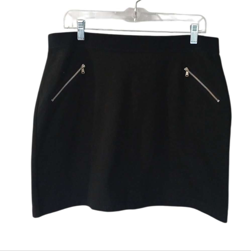 LOFT Black Casual Mini Skirt with Zippered Pockets Size Medium